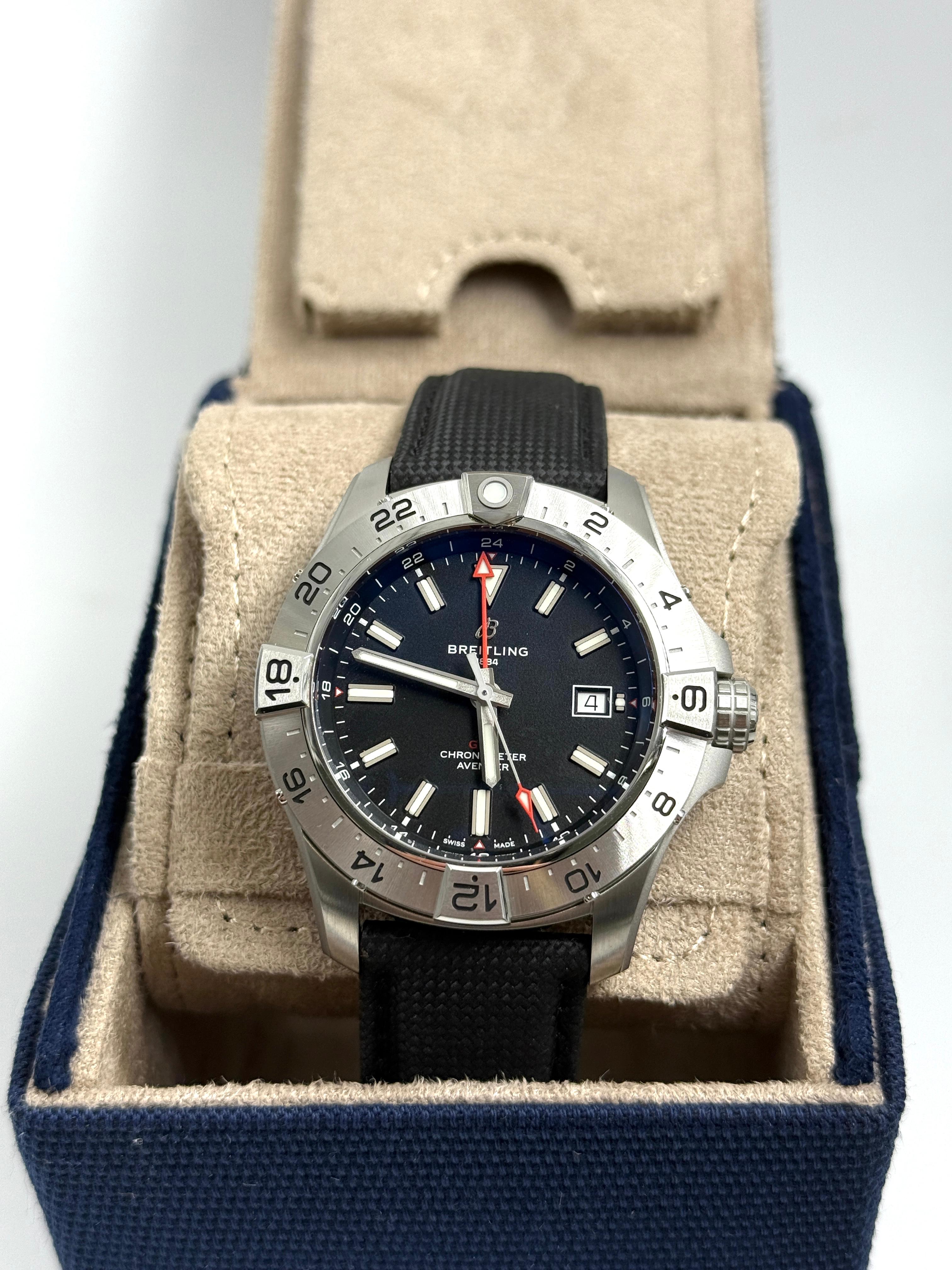 Breitling Avenger Automatic GMT 44 A32320101B1X1