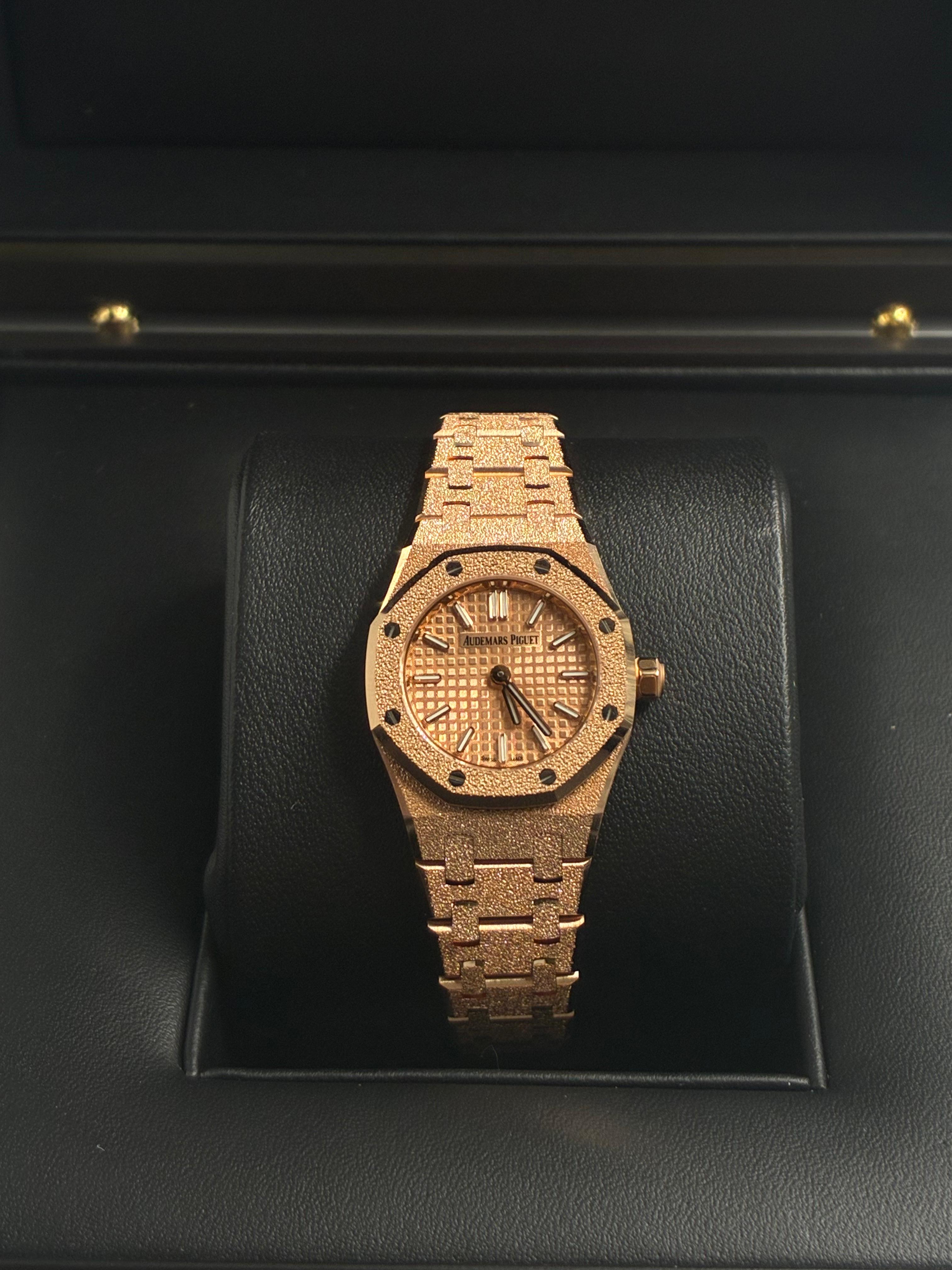 Royal Oak Mini Frosted Gold Quartz 67630OR.GG.1312OR.01