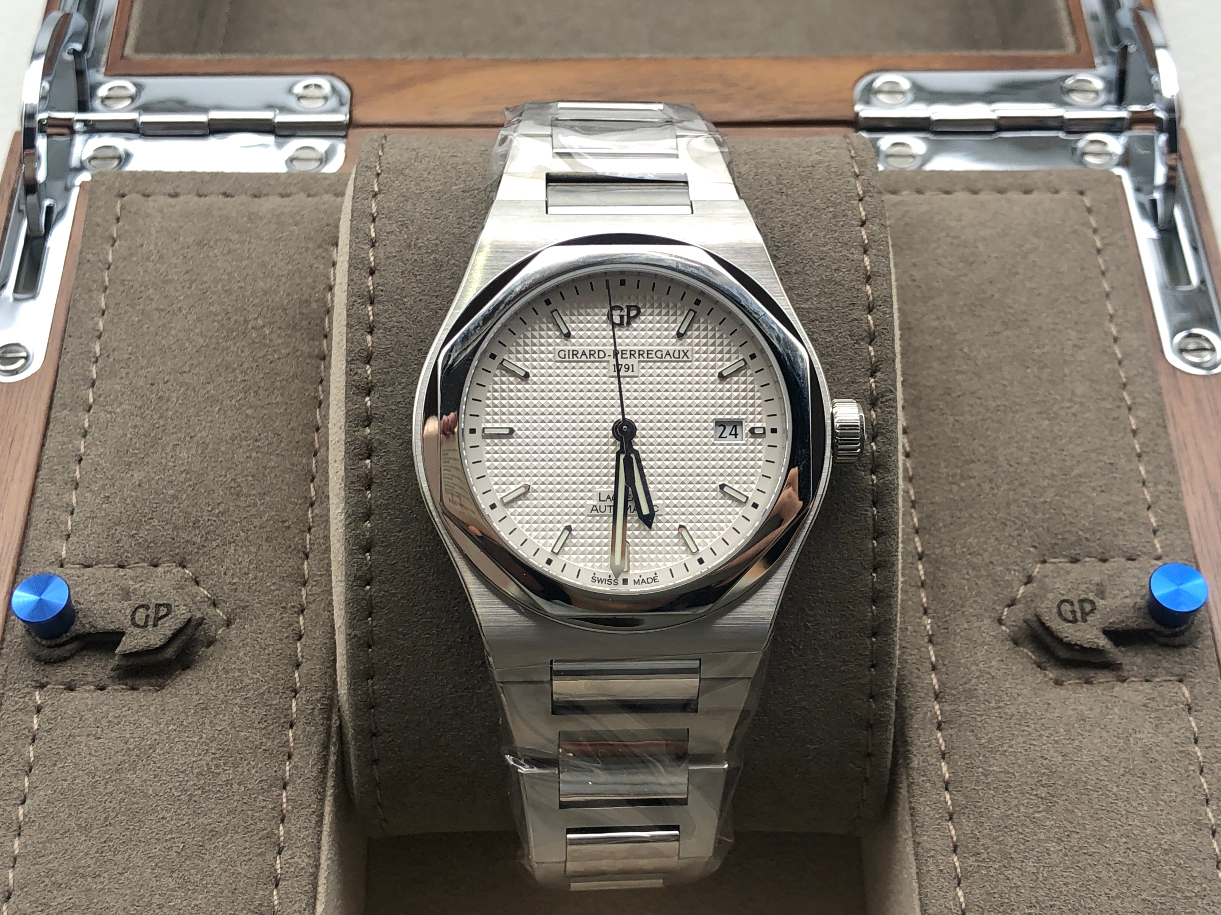 Girard Perregaux Laureato 41mm 81000-11-131-11A 2022