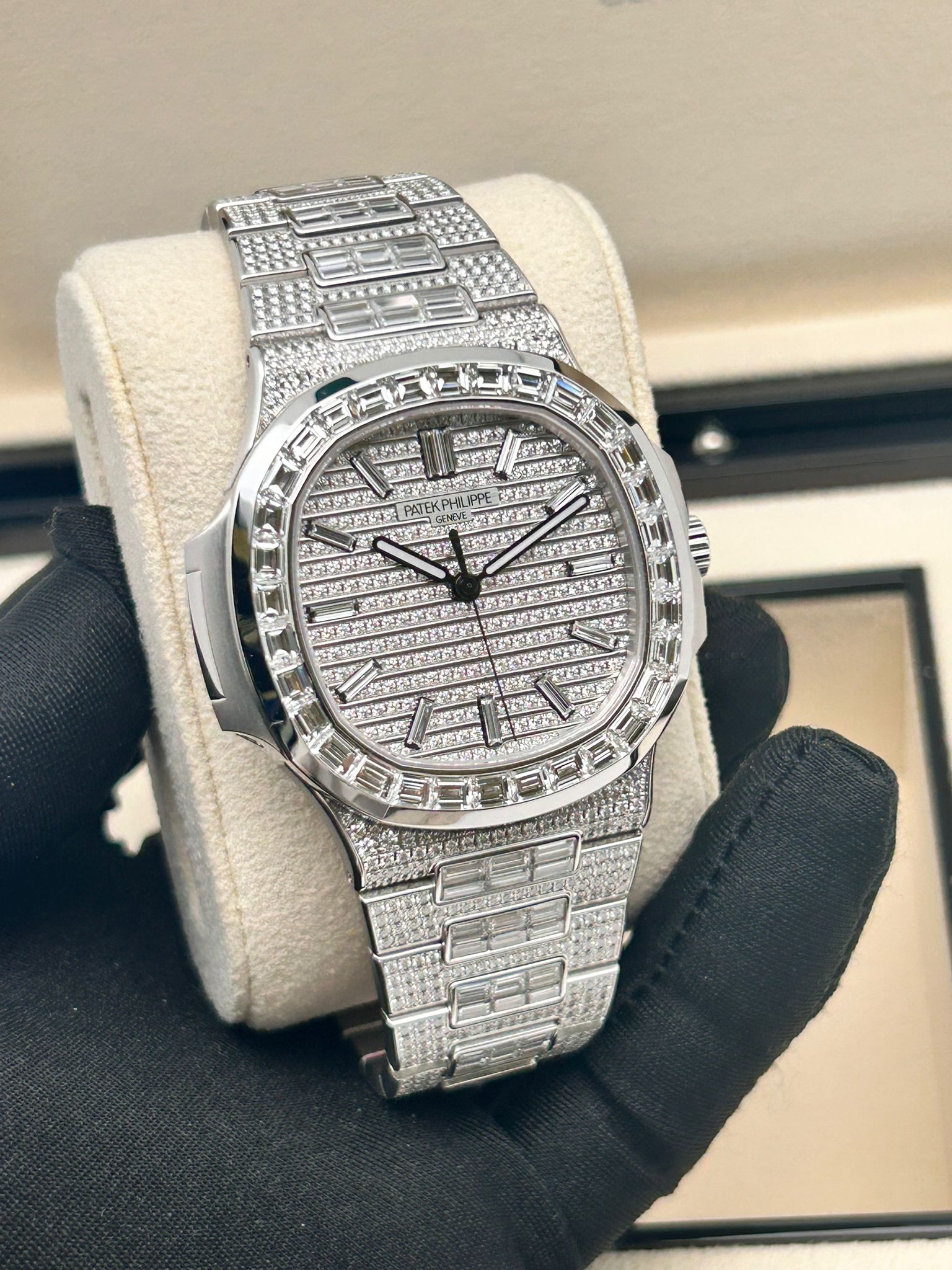 Patek Philippe Nautilus  ref. 5811/1460G-001 White Gold