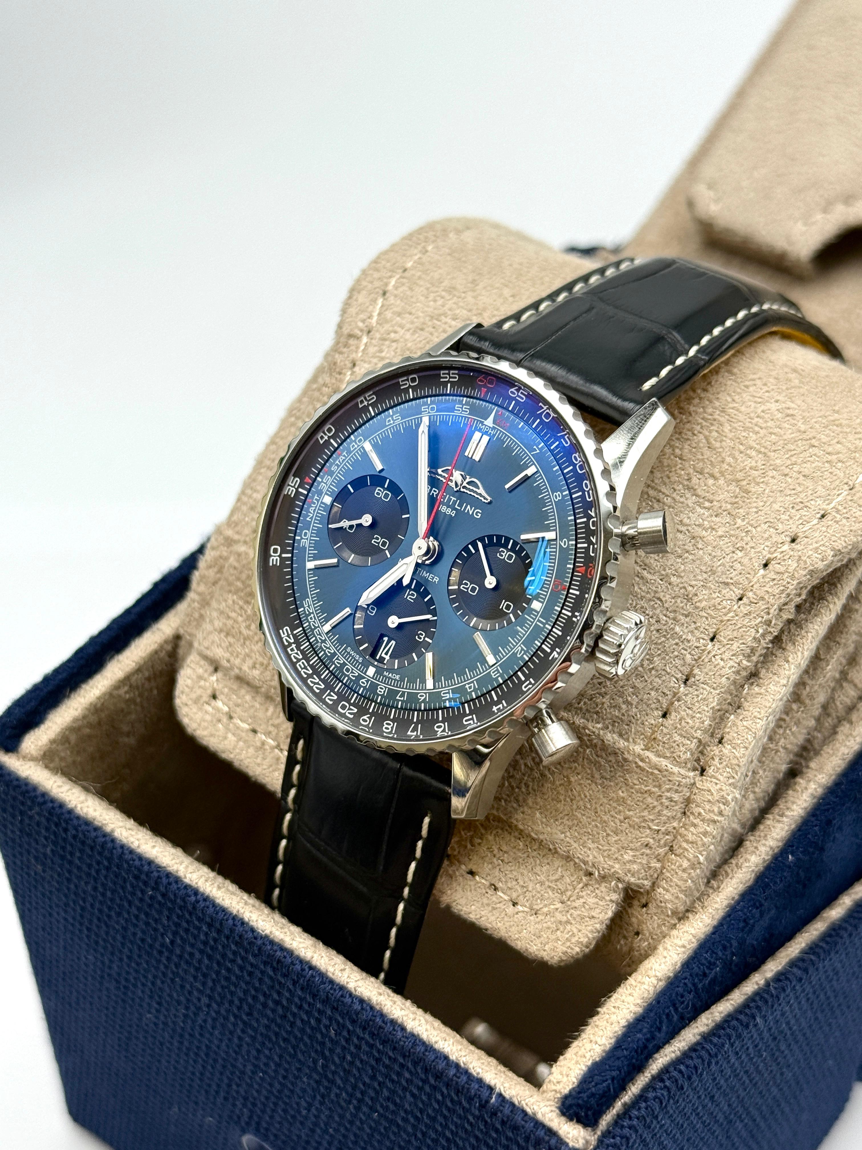 Breitling Avenger Automatic GMT 44  A32320101B1X1