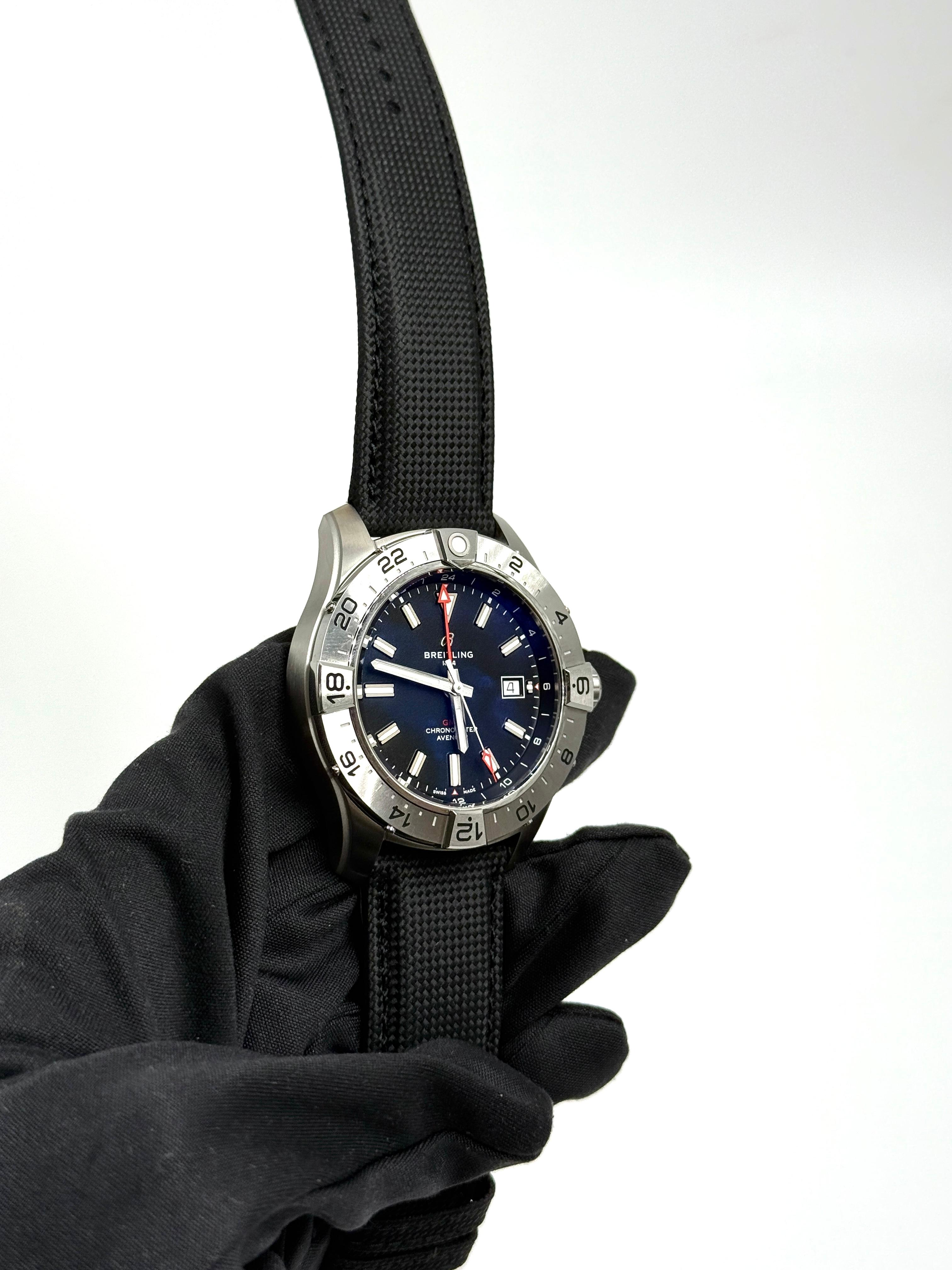 Breitling Avenger Automatic GMT 44 A32320101B1X1
