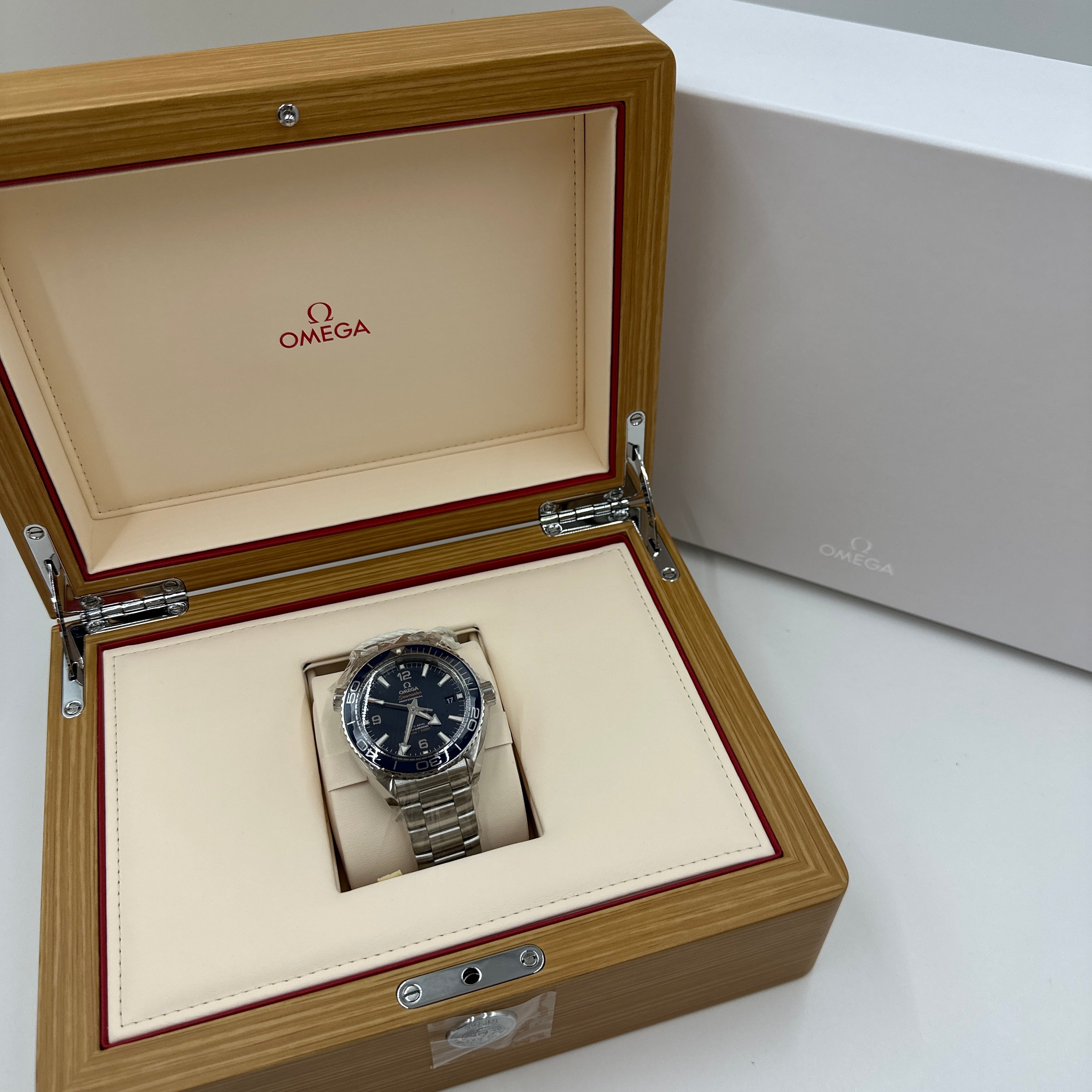 Omega Seamaster Planet Ocean 215.30.44.21.03.001 2026