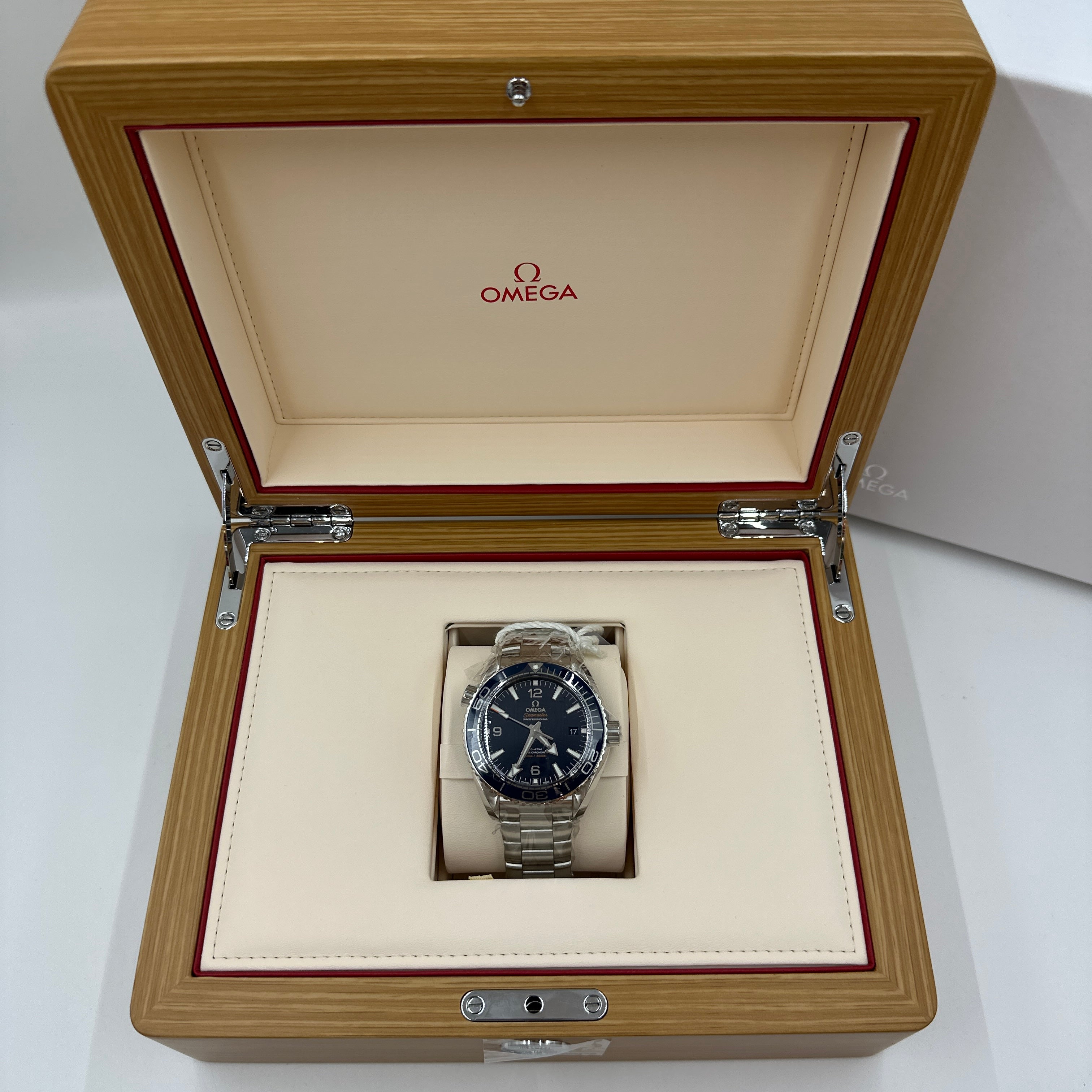 Omega Seamaster Planet Ocean 215.30.44.21.03.001 2026