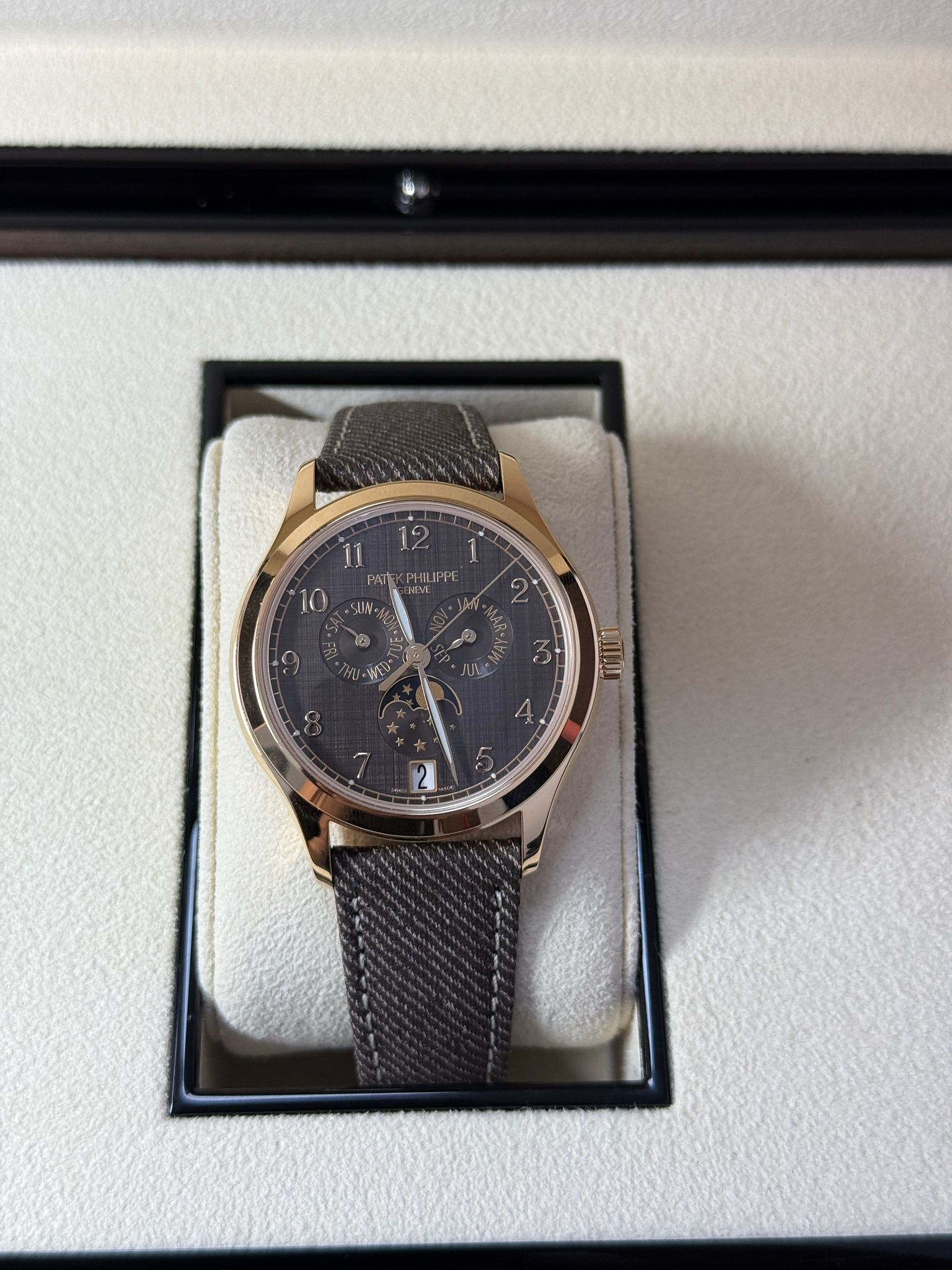 Patek Philippe 4946R-001  2025