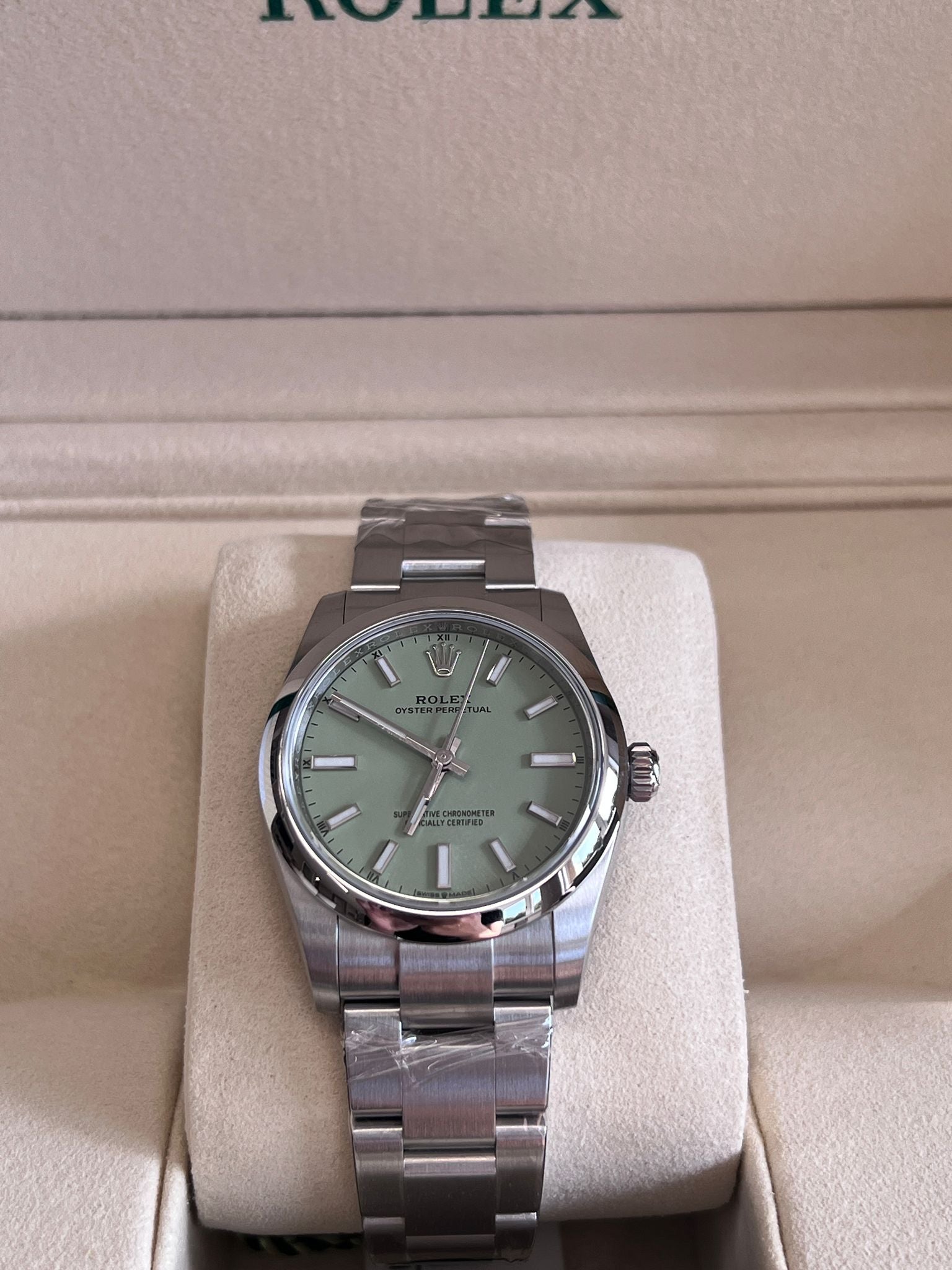 Rolex Oyster Perpetual 34 124200 PISTACHIO green