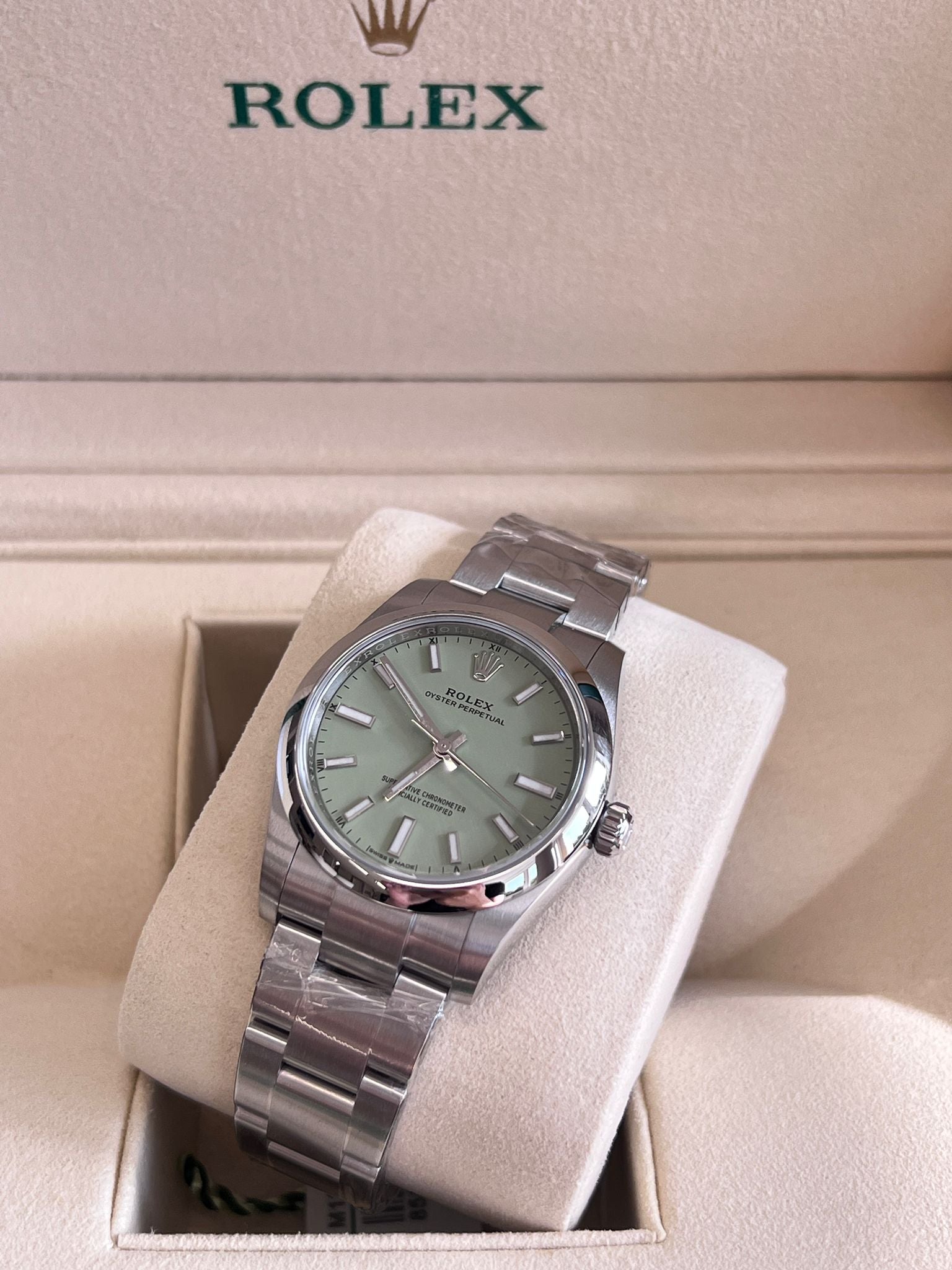 Rolex Oyster Perpetual 34 124200 PISTACHIO green