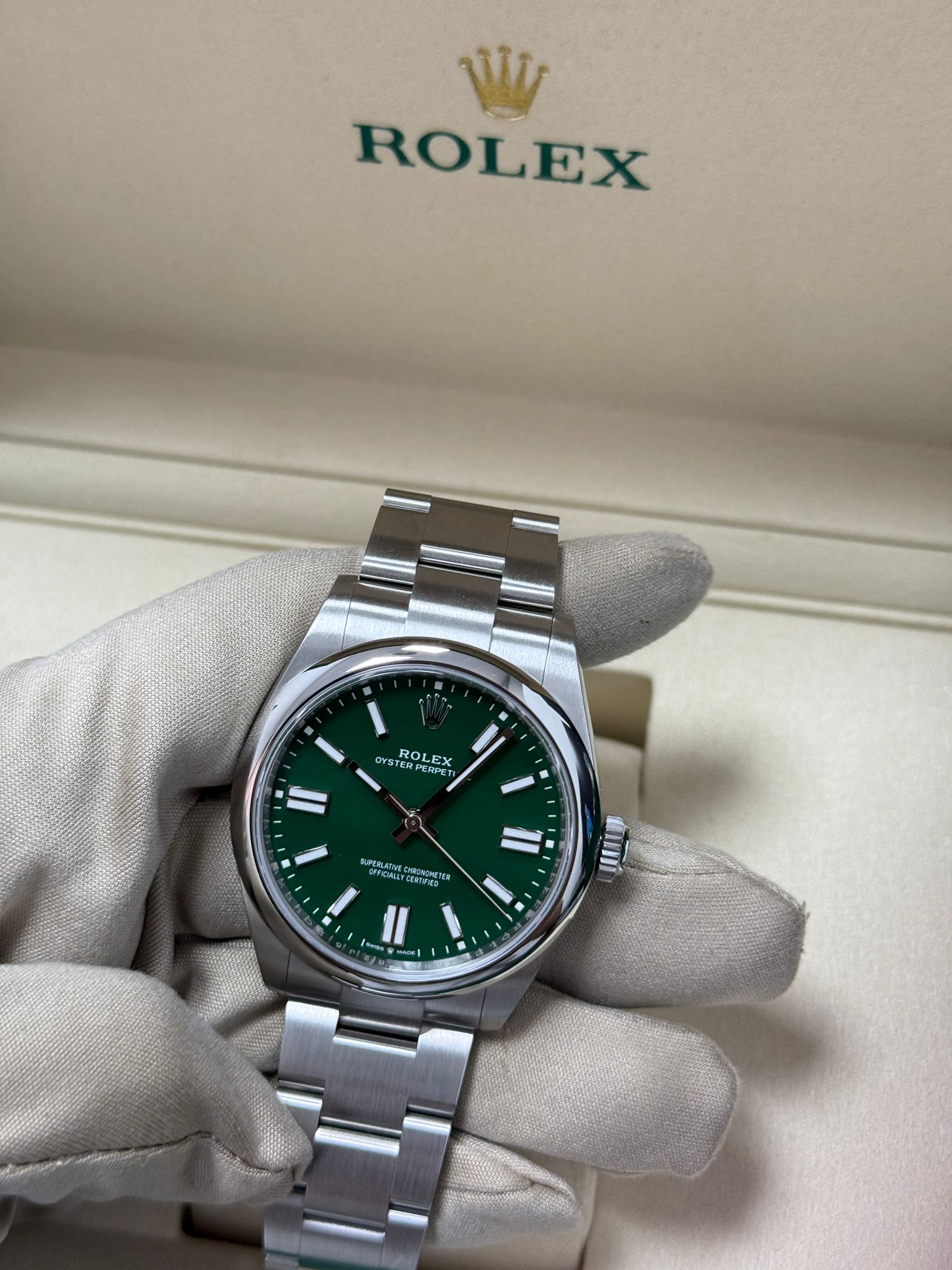 Rolex Oyster Perpetual 134300 GREEN 2025