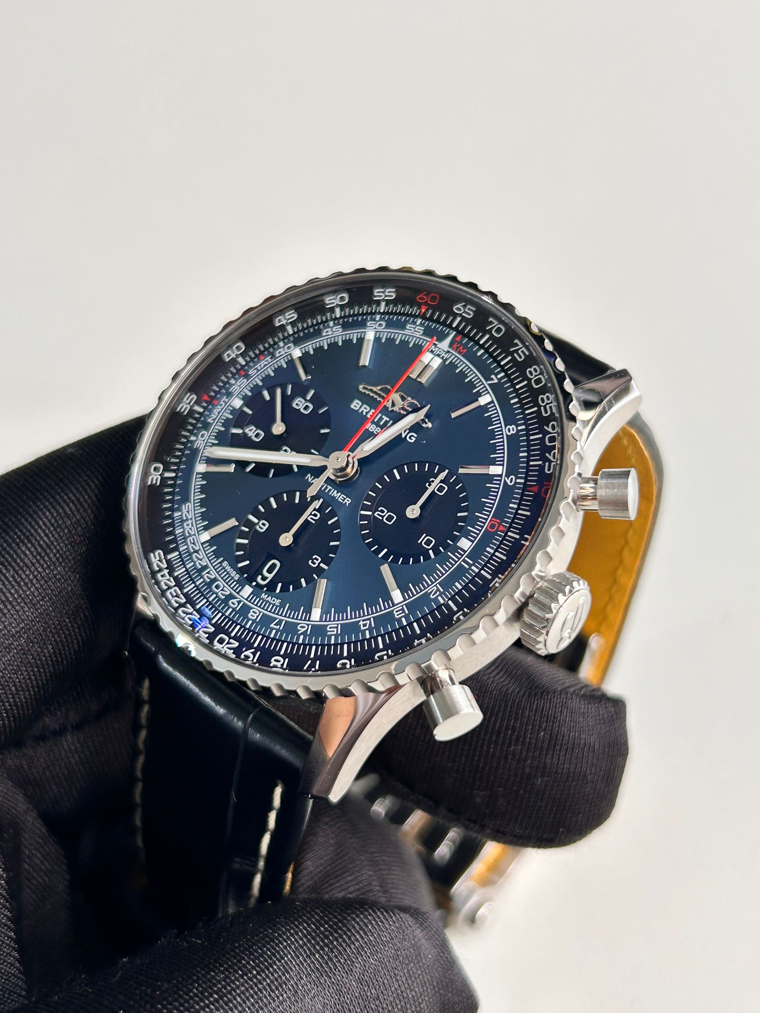 Breitling Avenger Automatic GMT 44  A32320101B1X1