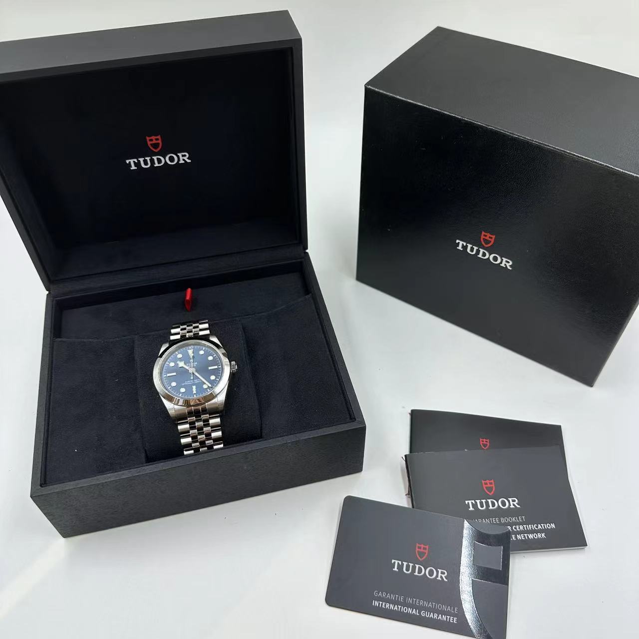 TUDOR Black Bay One 3979660-0002