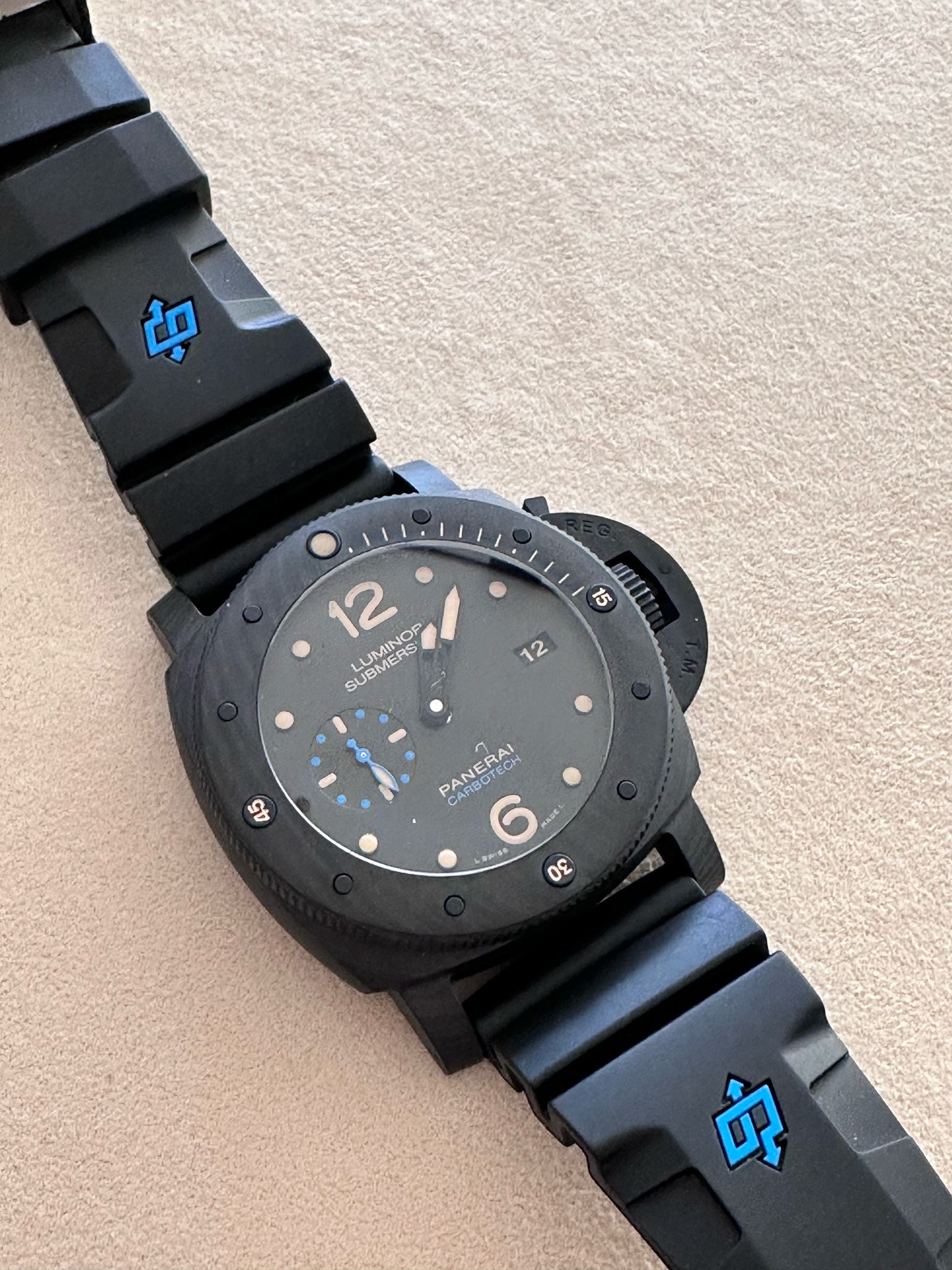 Panerai Submersible 47MM Carbotech™ PAM00616 2017