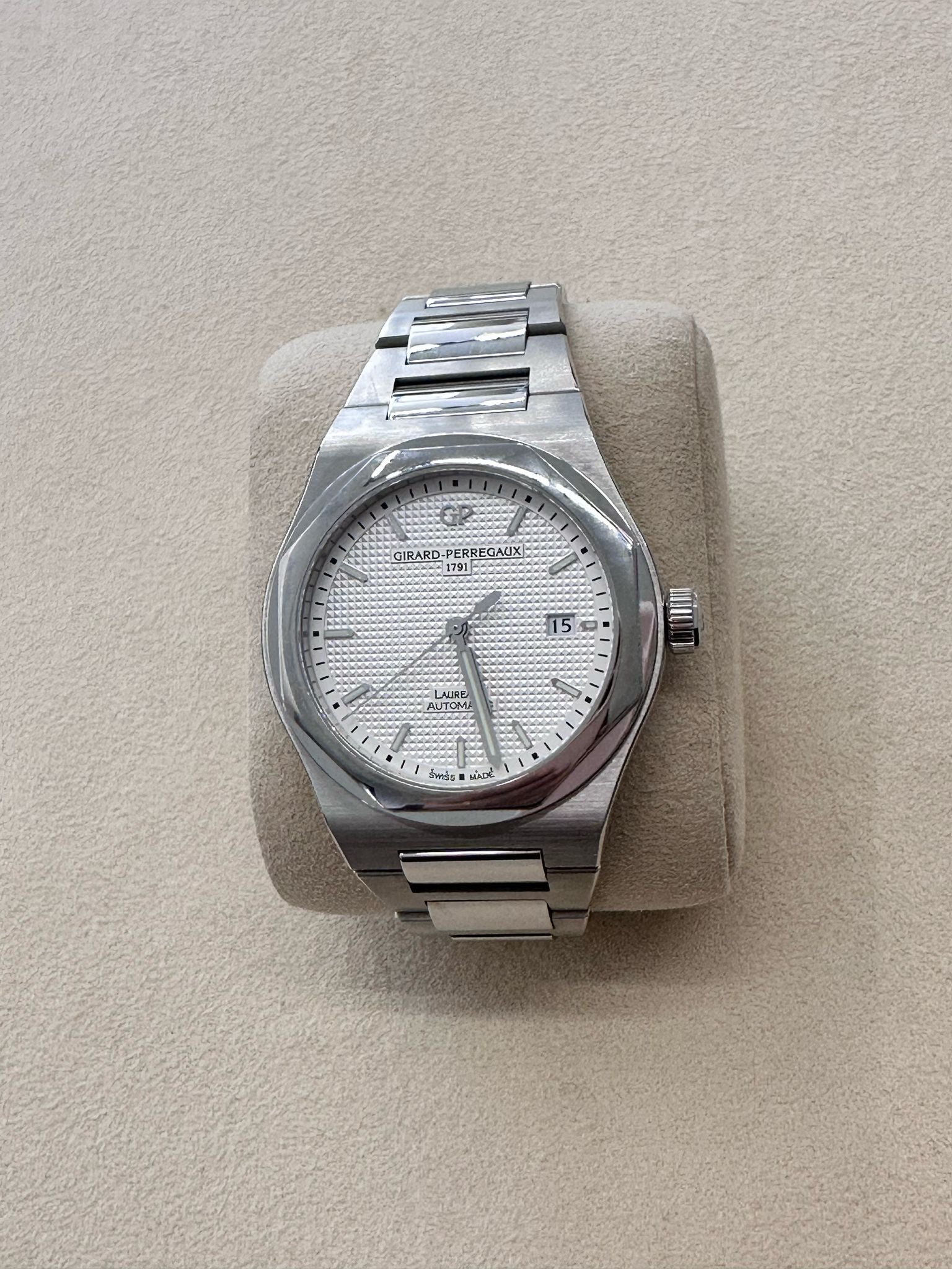 Girard Perregaux Laureato 41mm 81000-11-131-11A 2022