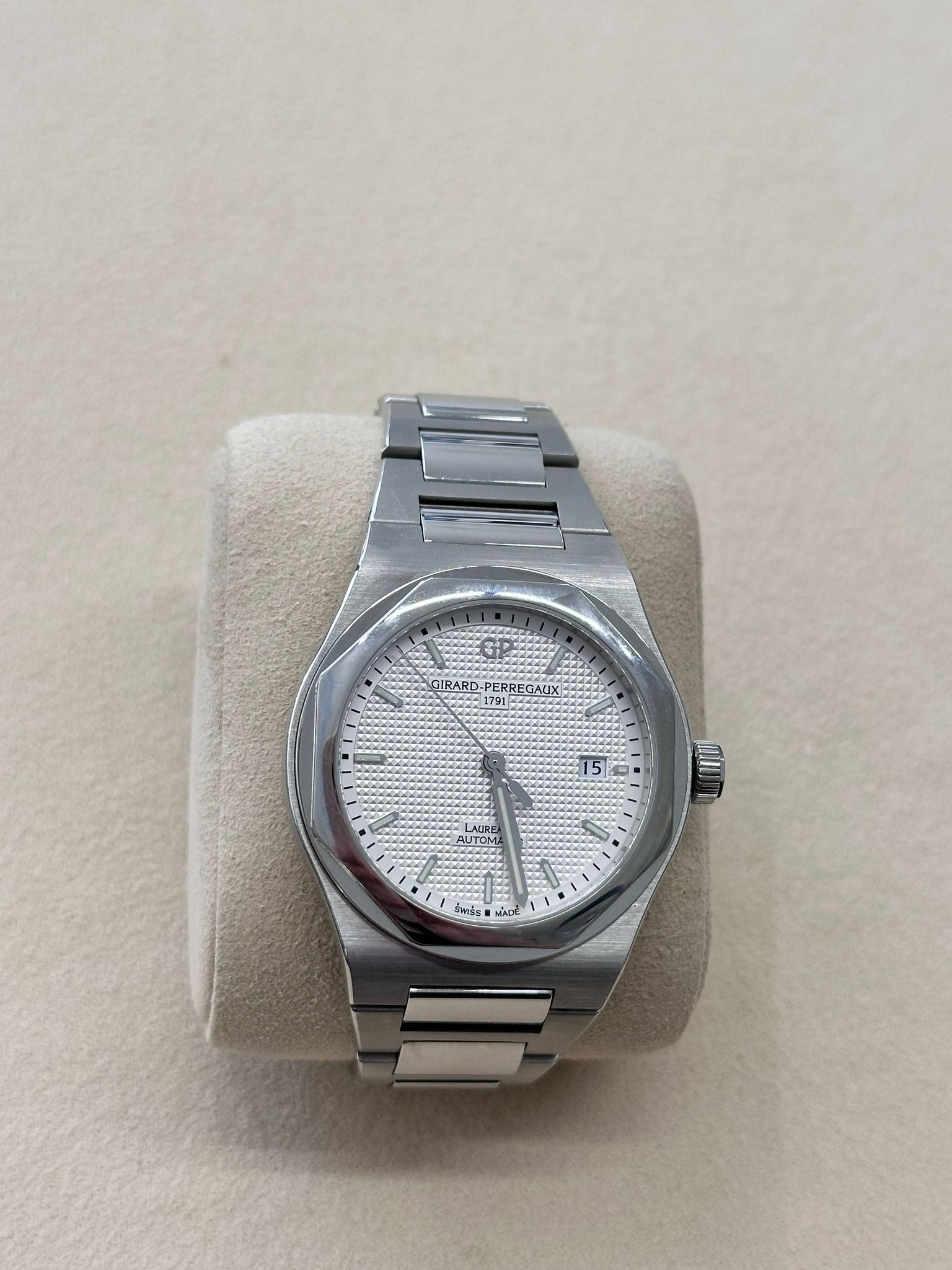 Girard Perregaux Laureato 41mm 81000-11-131-11A 2022