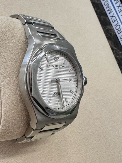 Girard Perregaux Laureato 41mm 81000-11-131-11A 2022