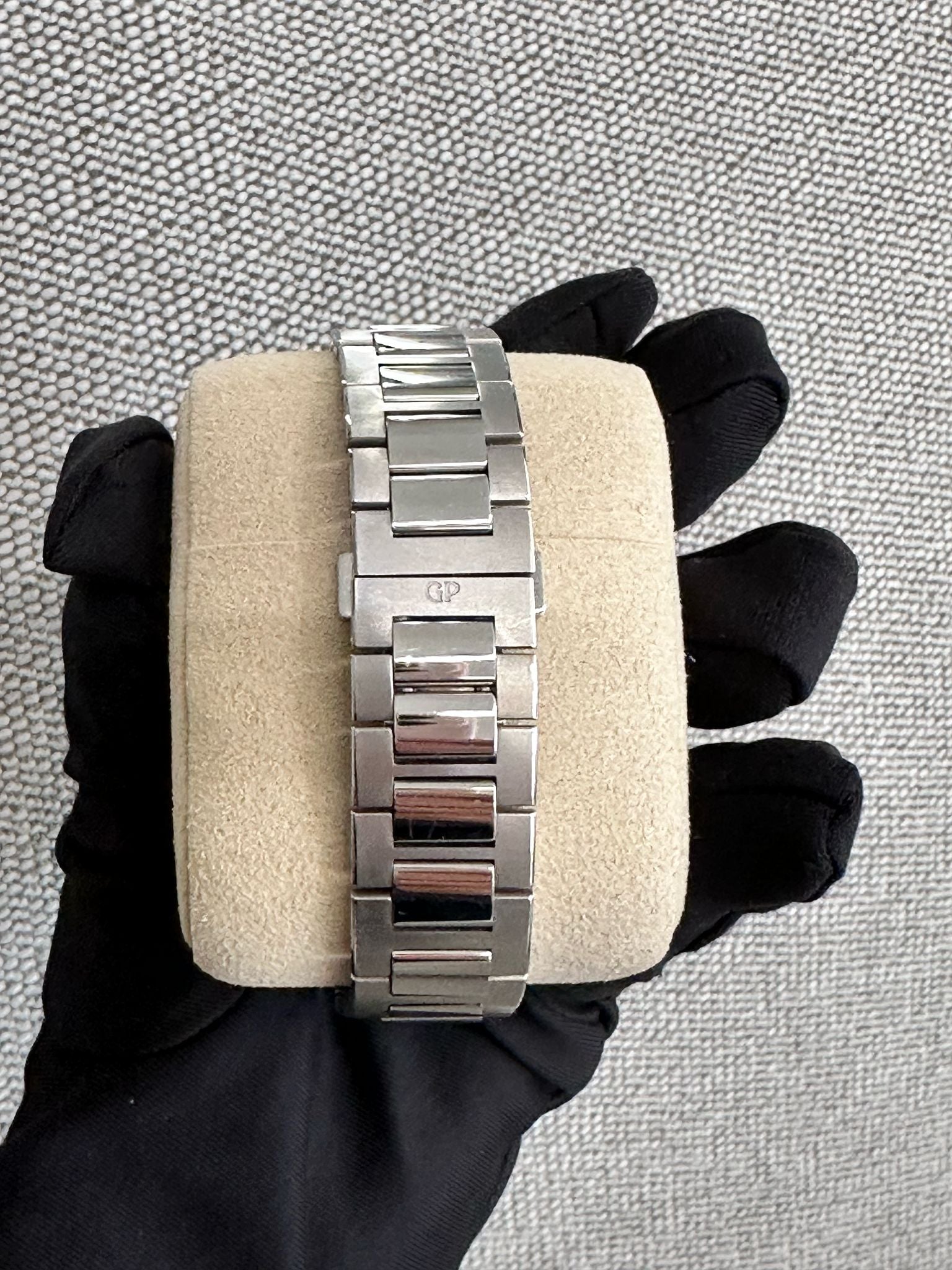 Girard Perregaux Laureato 41mm 81000-11-131-11A 2022