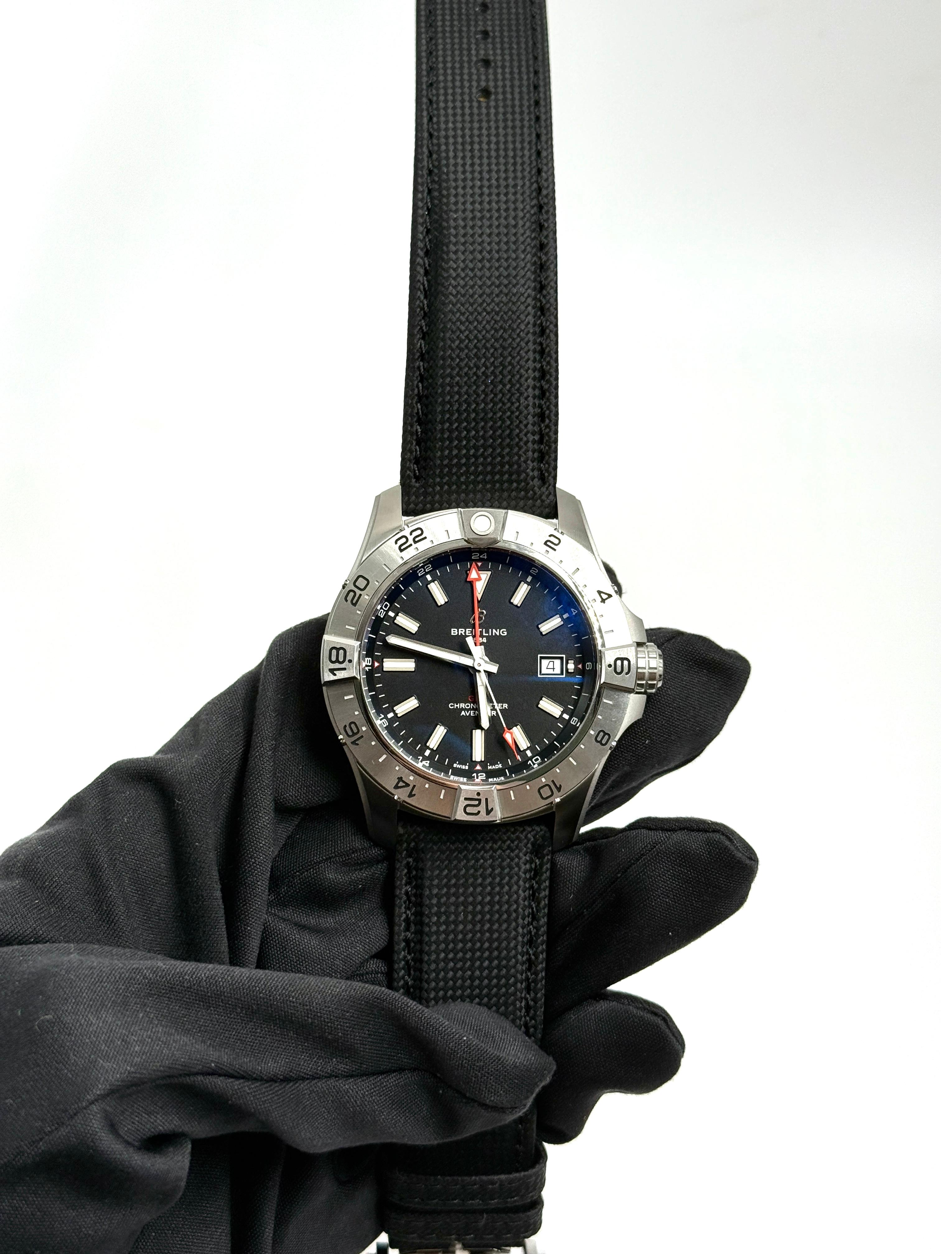 Breitling Avenger Automatic GMT 44 A32320101B1X1