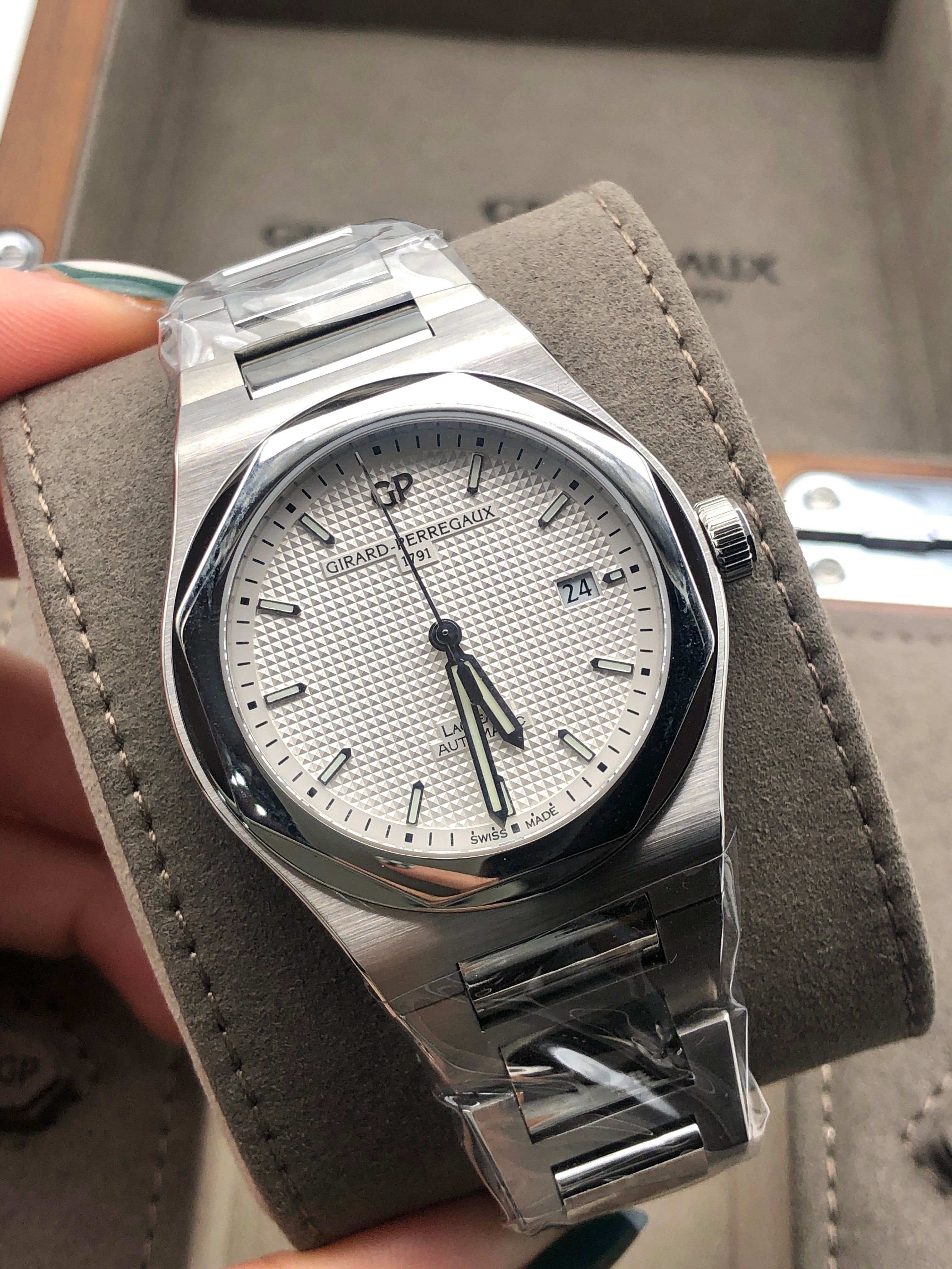 Girard Perregaux Laureato 41mm 81000-11-131-11A 2022
