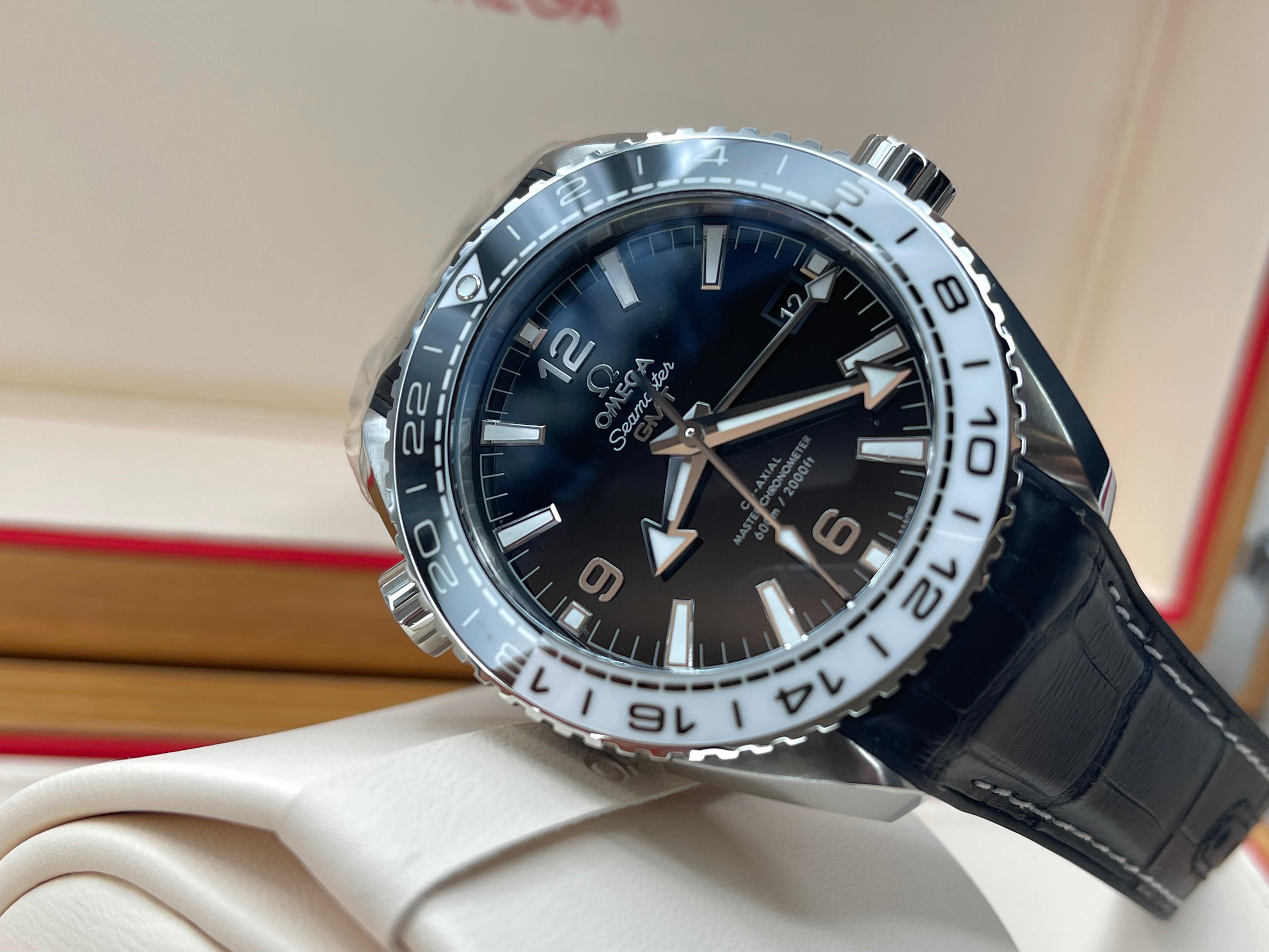 Omega Seamaster Planet Ocean 600M 43.5 mm 215.33.44.22.01.001 2025