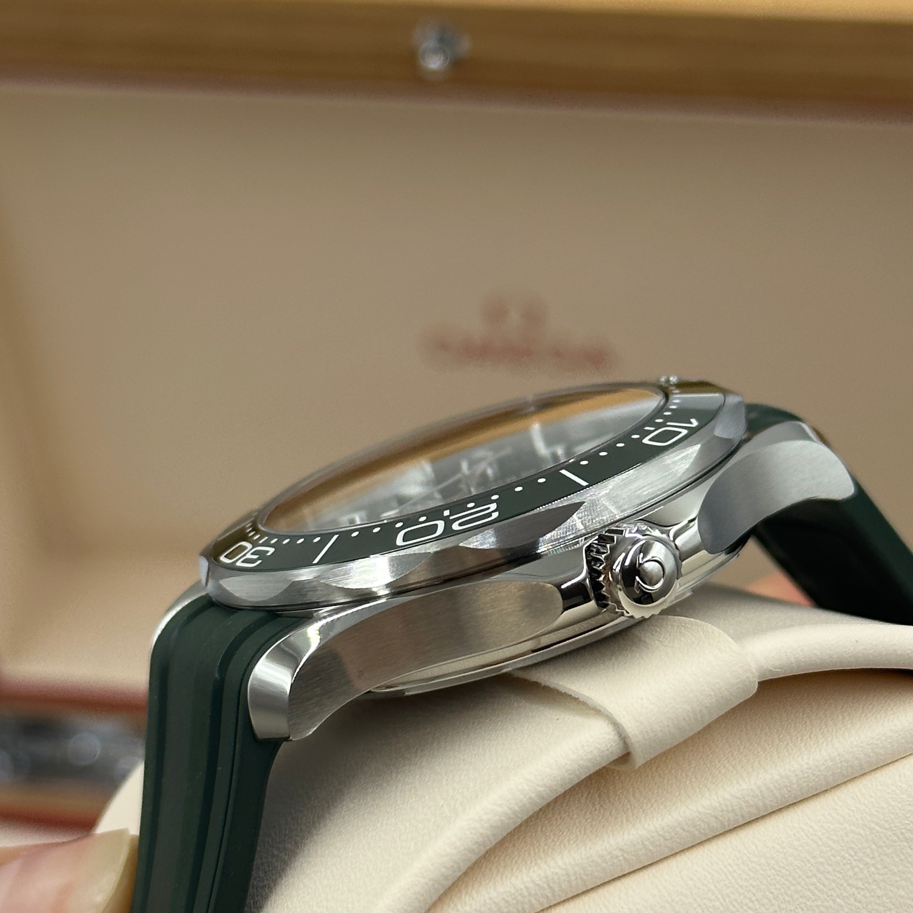 Omega Seamaster Diver 300M 42mm Green Rubber 210.32.42.20.10.001