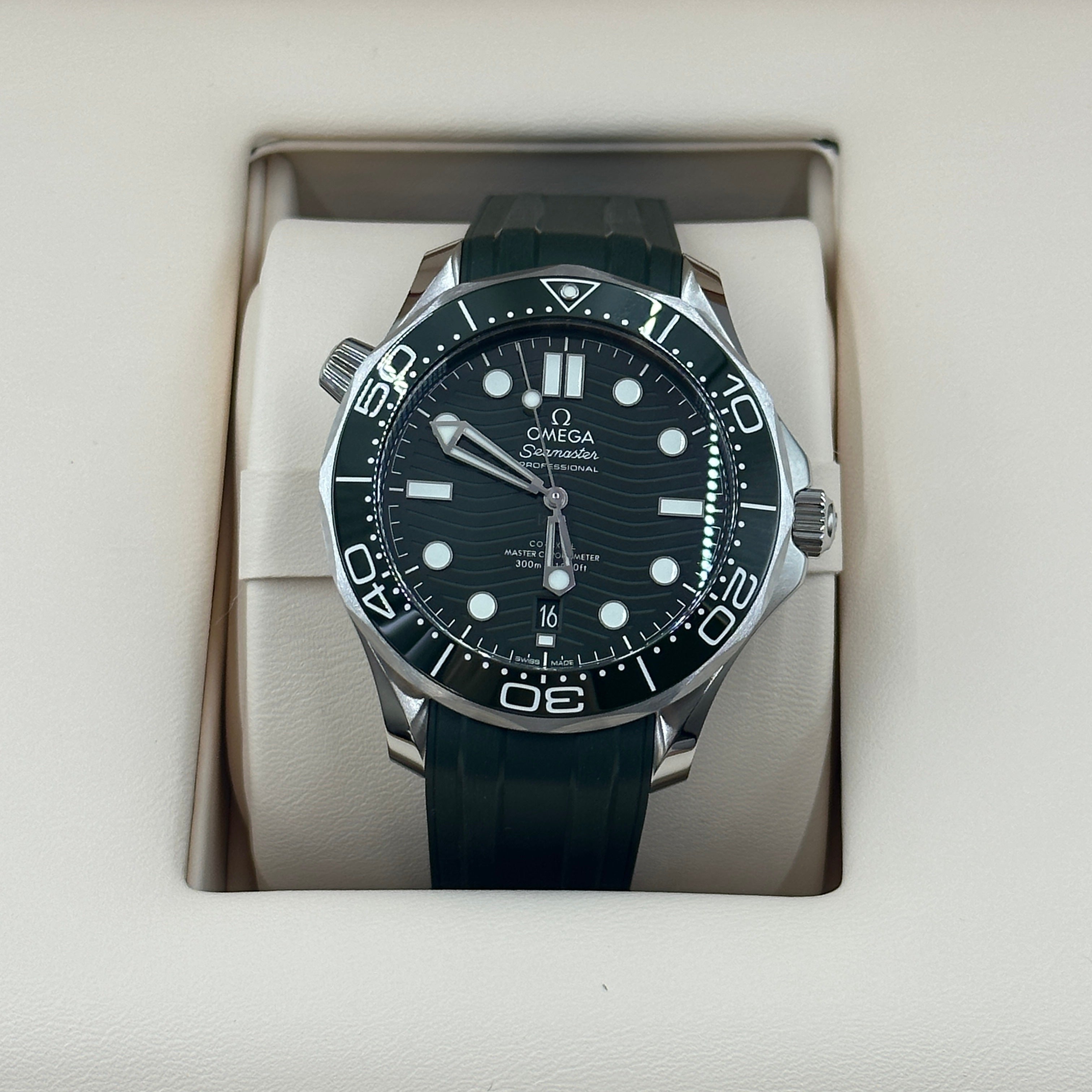 Omega Seamaster Diver 300M 42mm Green Rubber 210.32.42.20.10.001