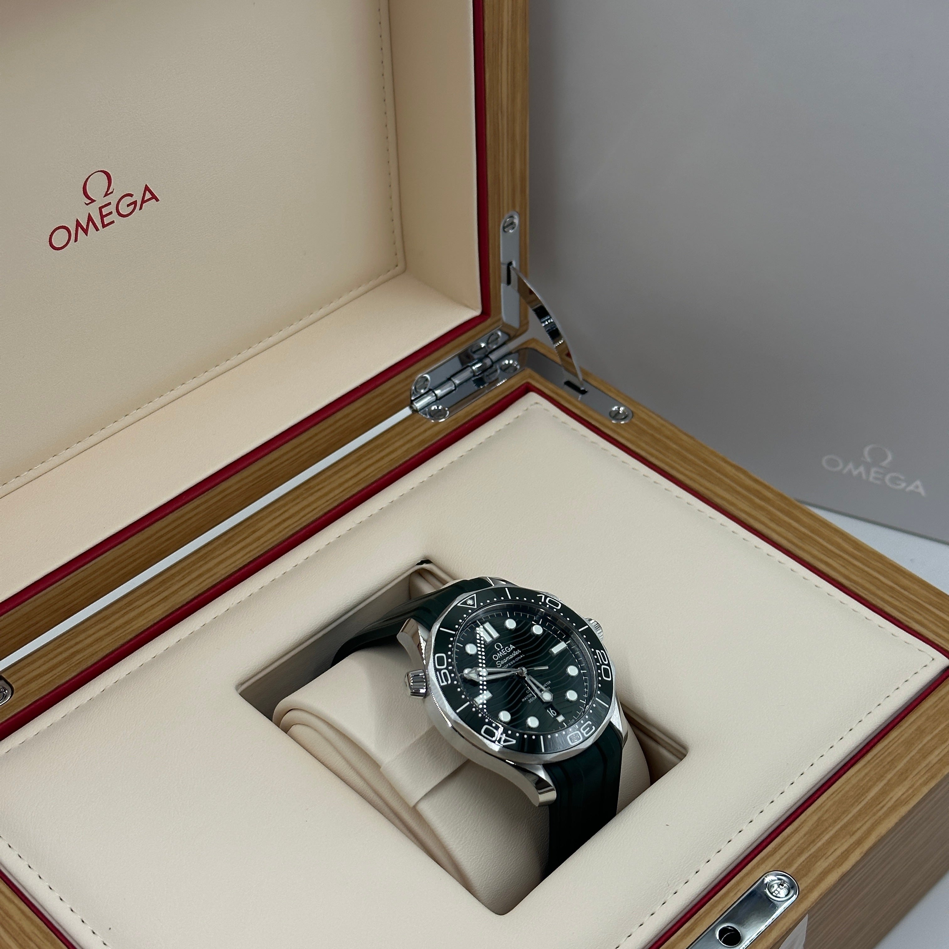 Omega Seamaster Diver 300M 42mm Green Rubber 210.32.42.20.10.001