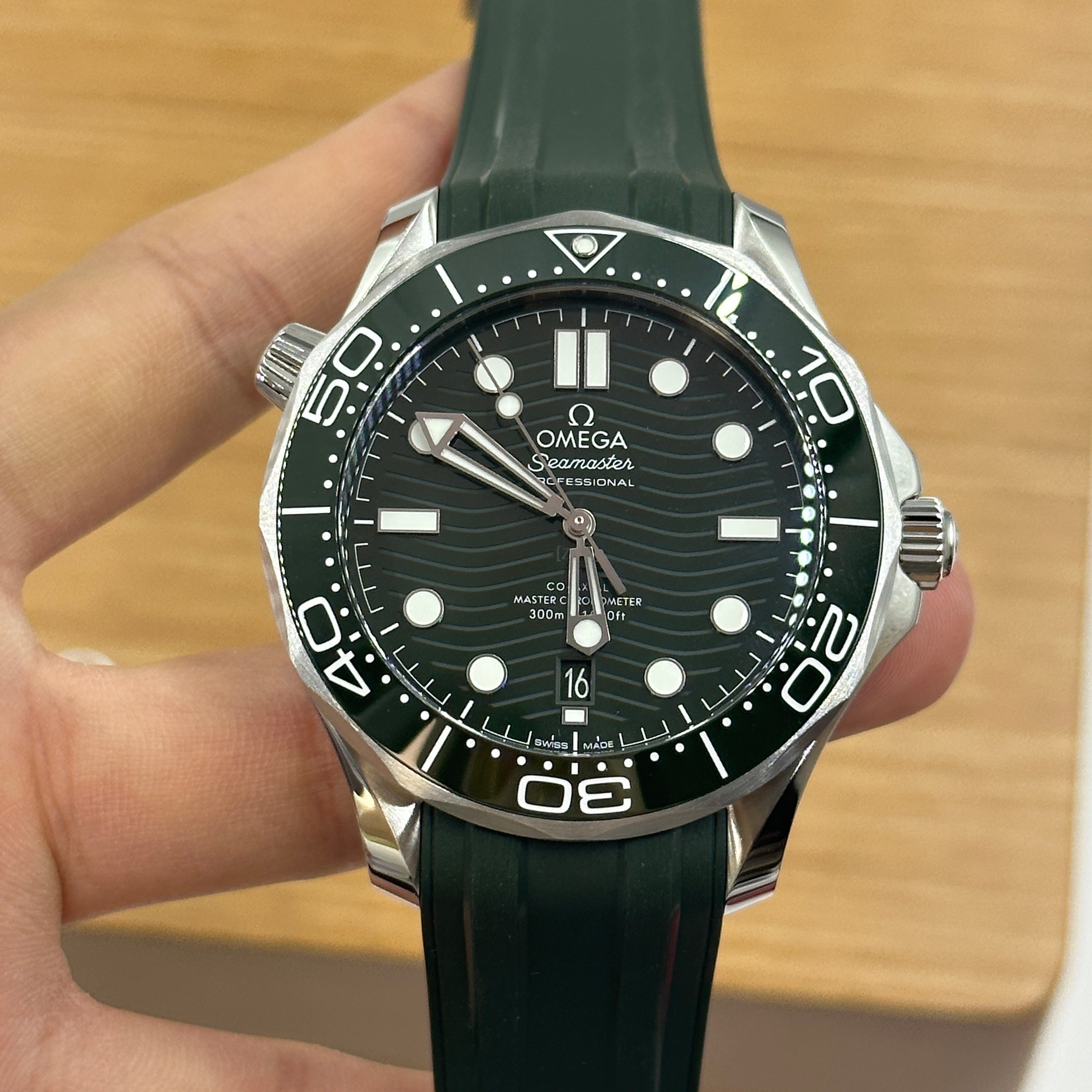 Omega Seamaster Diver 300M 42mm Green Rubber 210.32.42.20.10.001