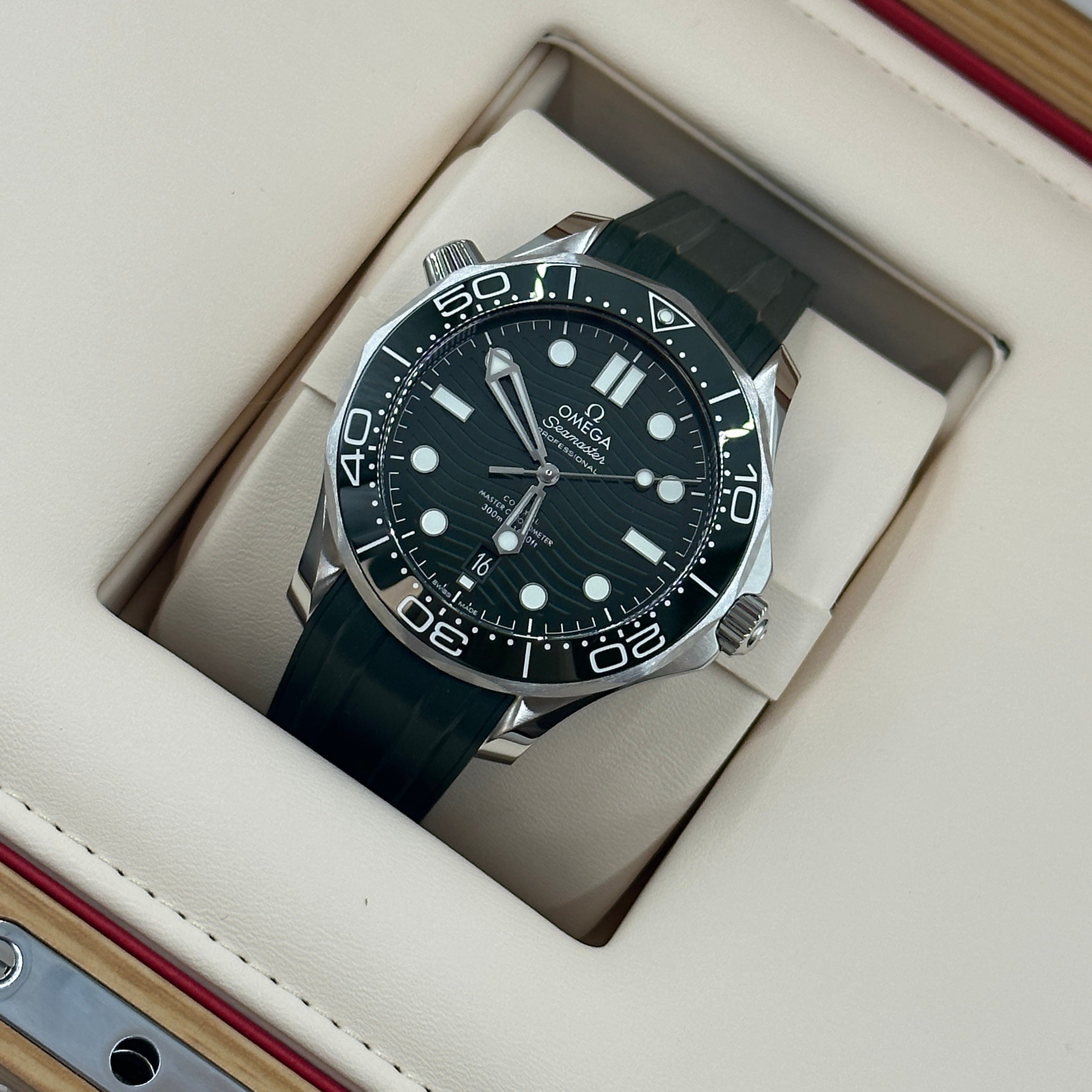 Omega Seamaster Diver 300M 42mm Green Rubber 210.32.42.20.10.001