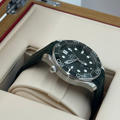 Omega Seamaster Diver 300M 42mm Green Rubber 210.32.42.20.10.001
