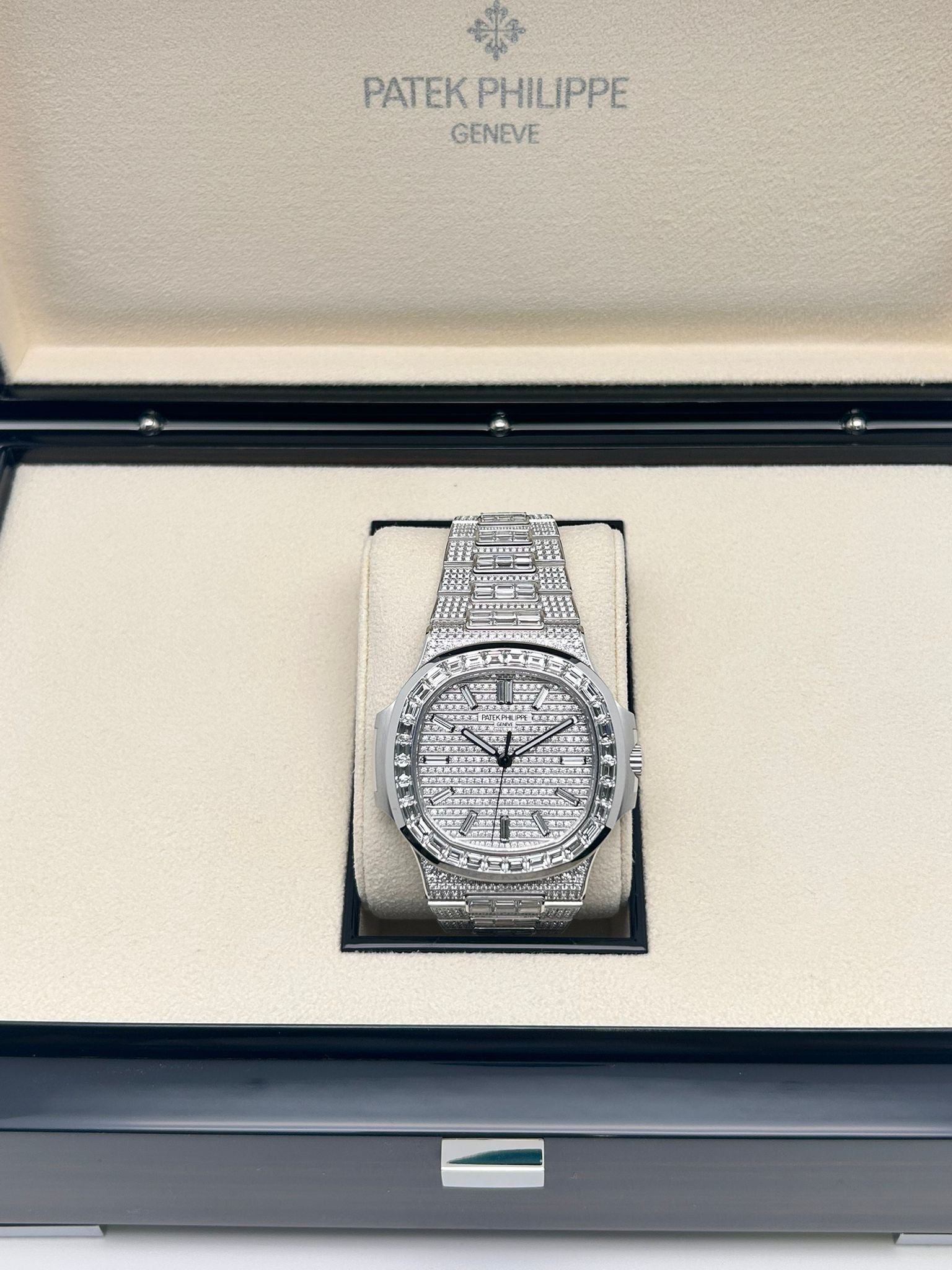 Patek Philippe Nautilus  ref. 5811/1460G-001 White Gold