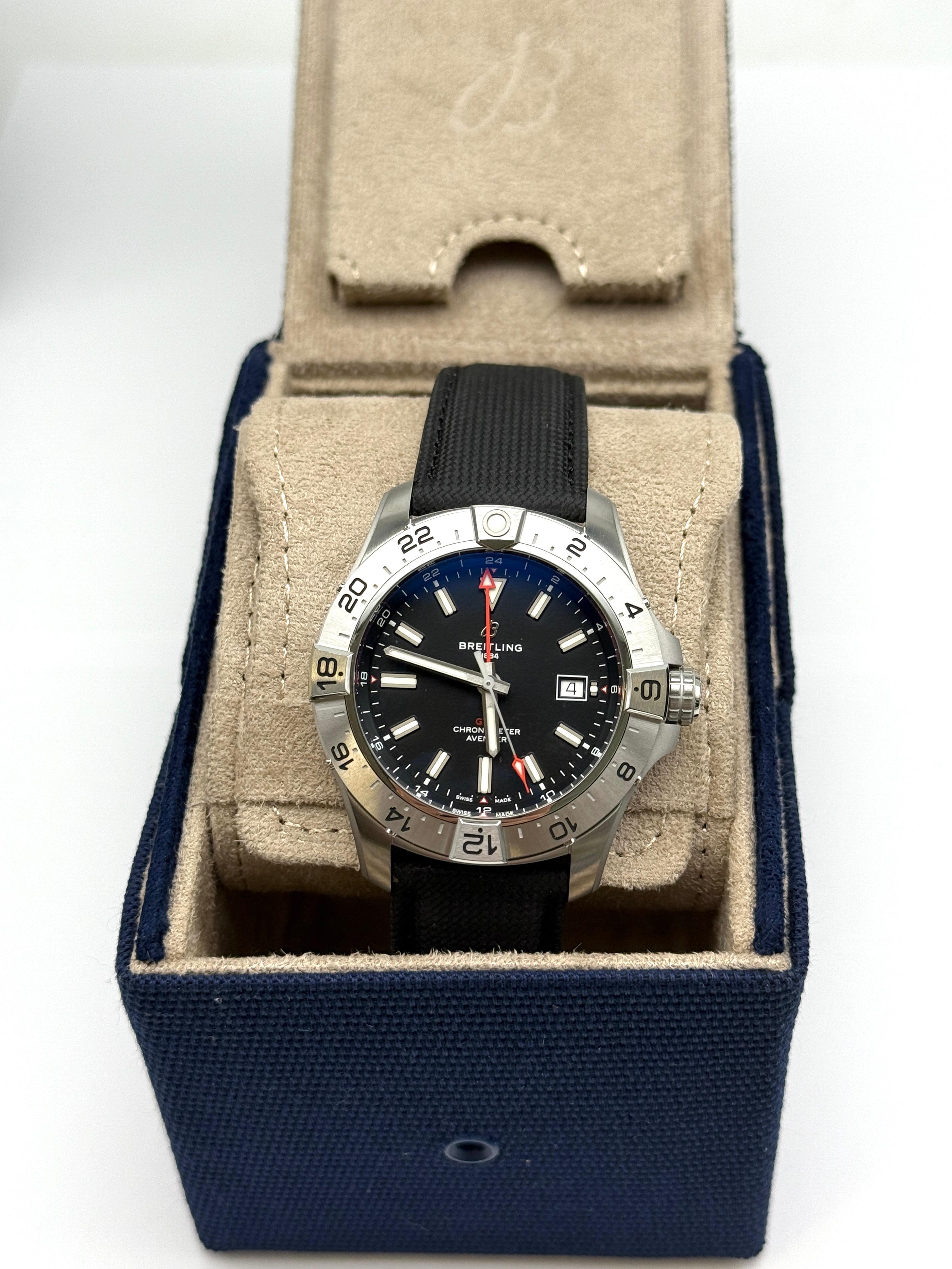 Breitling Avenger Automatic GMT 44  A32320101B1X1