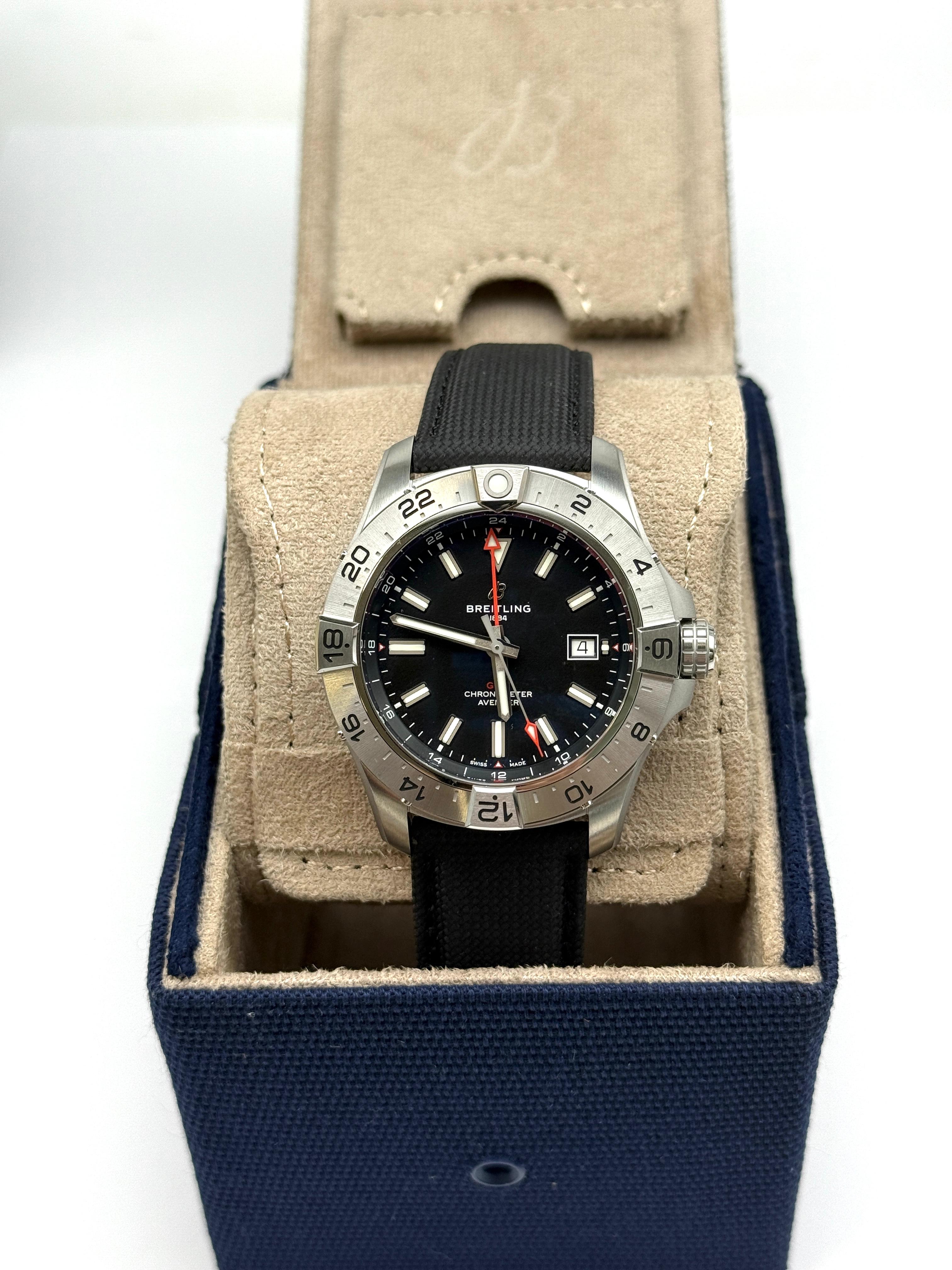 Breitling Avenger Automatic GMT 44  A32320101B1X1