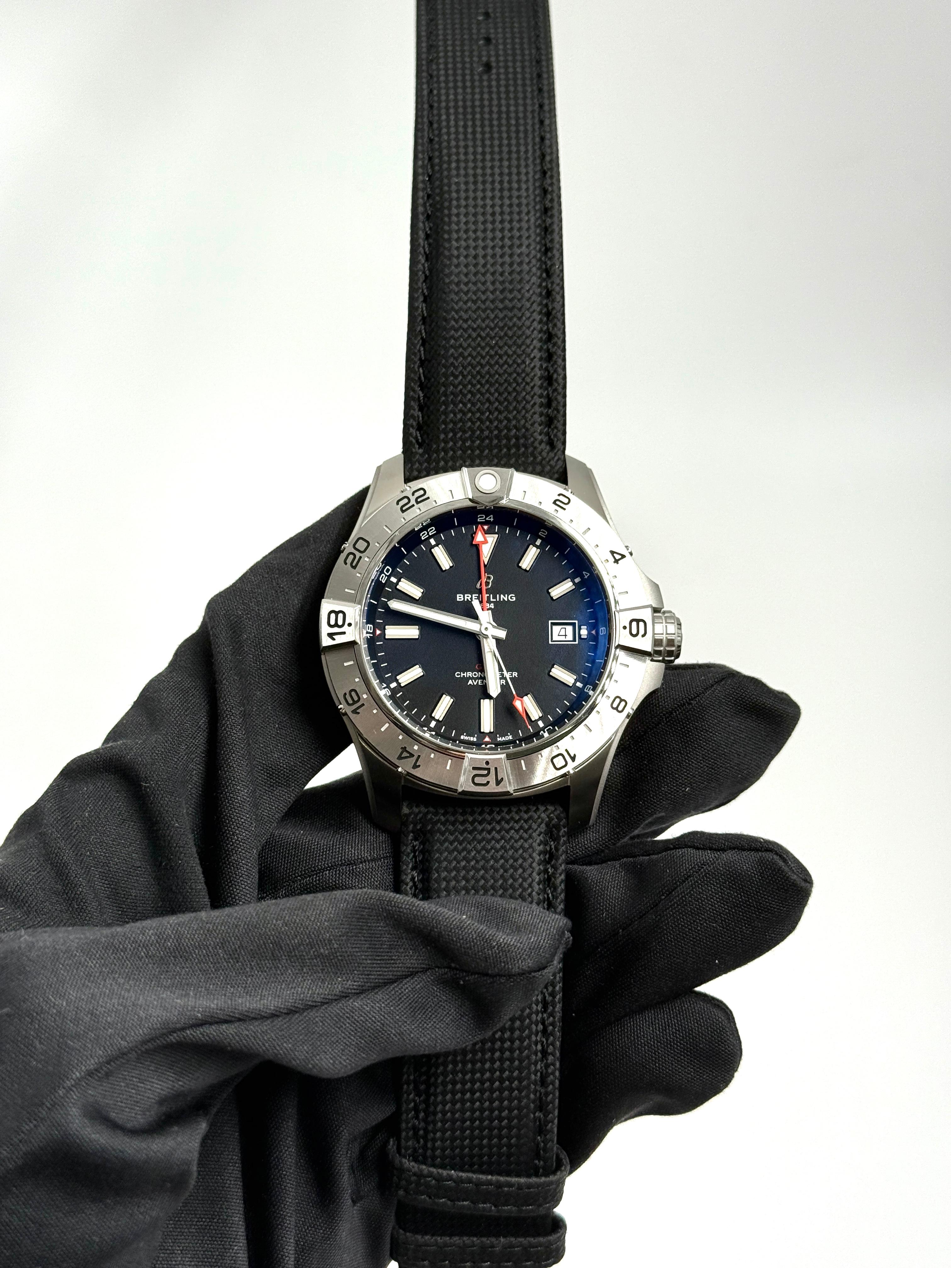 Breitling Avenger Automatic GMT 44  A32320101B1X1